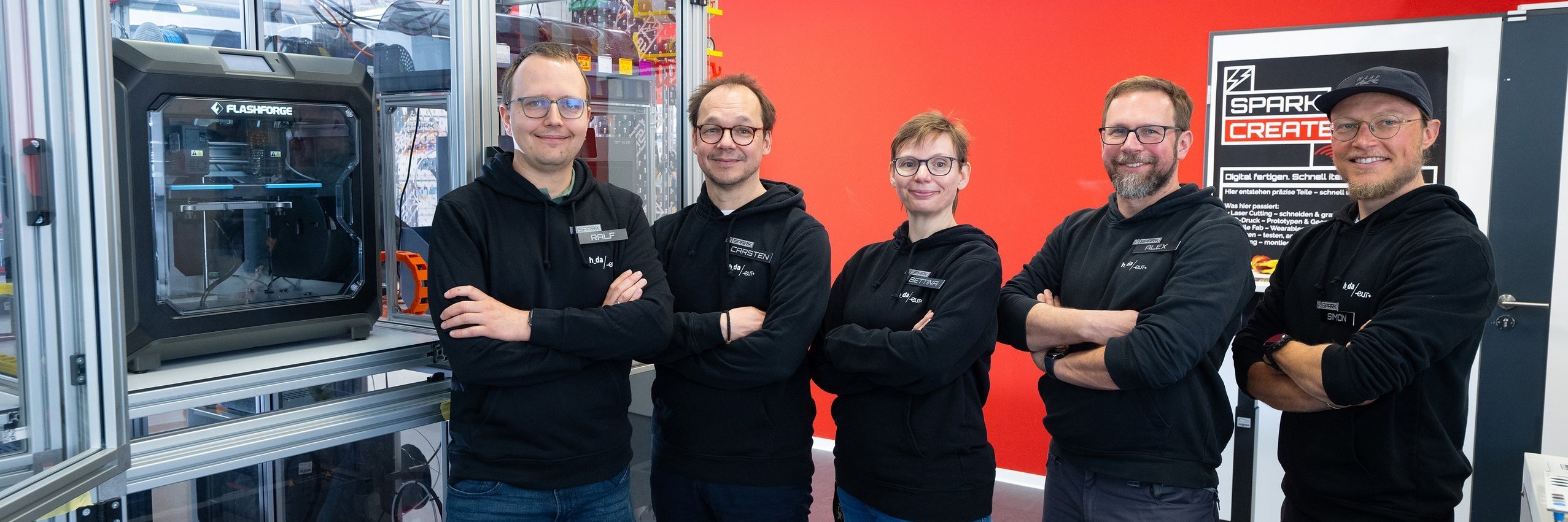 Sie machen das Makerlab: Prof. Dr. Ralf Kundel, Prof. Dr. Carsten Zahout-Heil, Bettina Kurz, Alexander König und Simon Nicklas aus den Fachbereichen Elektrotechnik und Informationstechnik und Informatik. Foto: h_da/Markus Schmidt