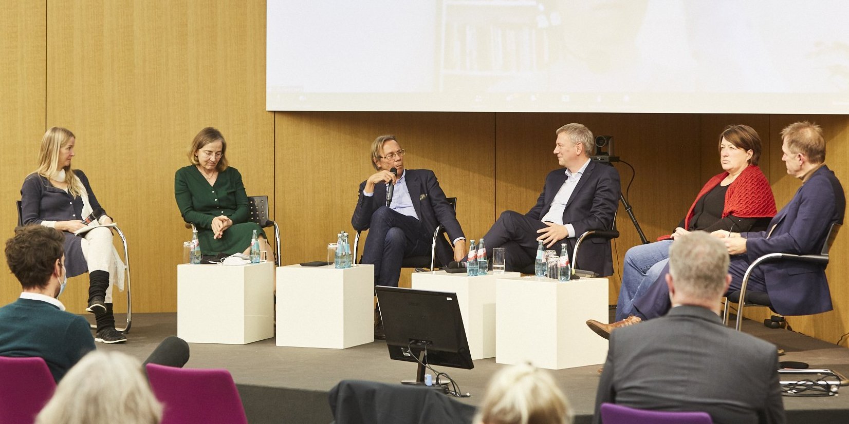 Sitzende Podiumsteilnehmer:innen und Moderator:innen des dritten h_da Dialog-Forums