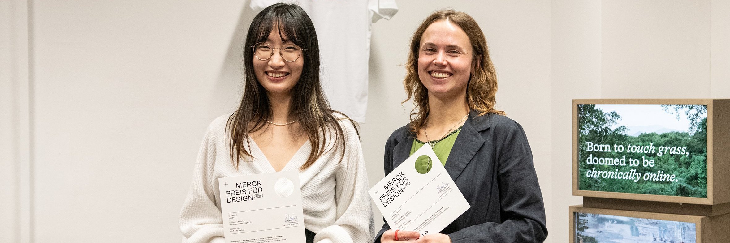 Zu sehen sind die Merck-Preis für Design-Preisträgerinnen Duowen Ji (links) und Larissa Freibert (rechts).