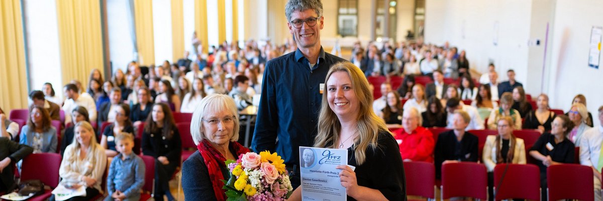 Preisträgerin Denise Gawrilowicz (rechts) mit ihrem wissenschaftlichen Betreuer Prof. Dr. Gernot Mühge vom Fachbereich Gesellschaftswissenschaften der h_da (Mitte) und Prof. Dr. Lotte Rose, Geschäftsführerin des gFFZ. Foto: h_da/Markus Schmidt.