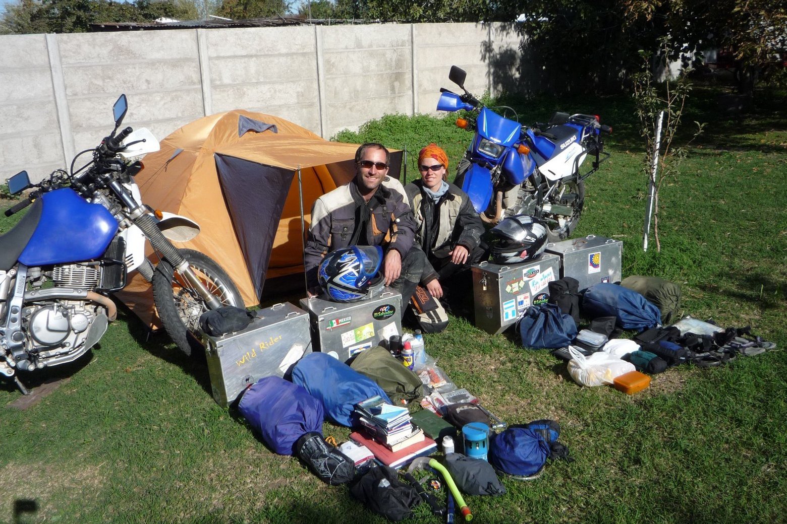 Die Ausrüstung, mit der Ines und Björn Bundschuh 2009 auf Motorrädern durch Lateinamerika fahren