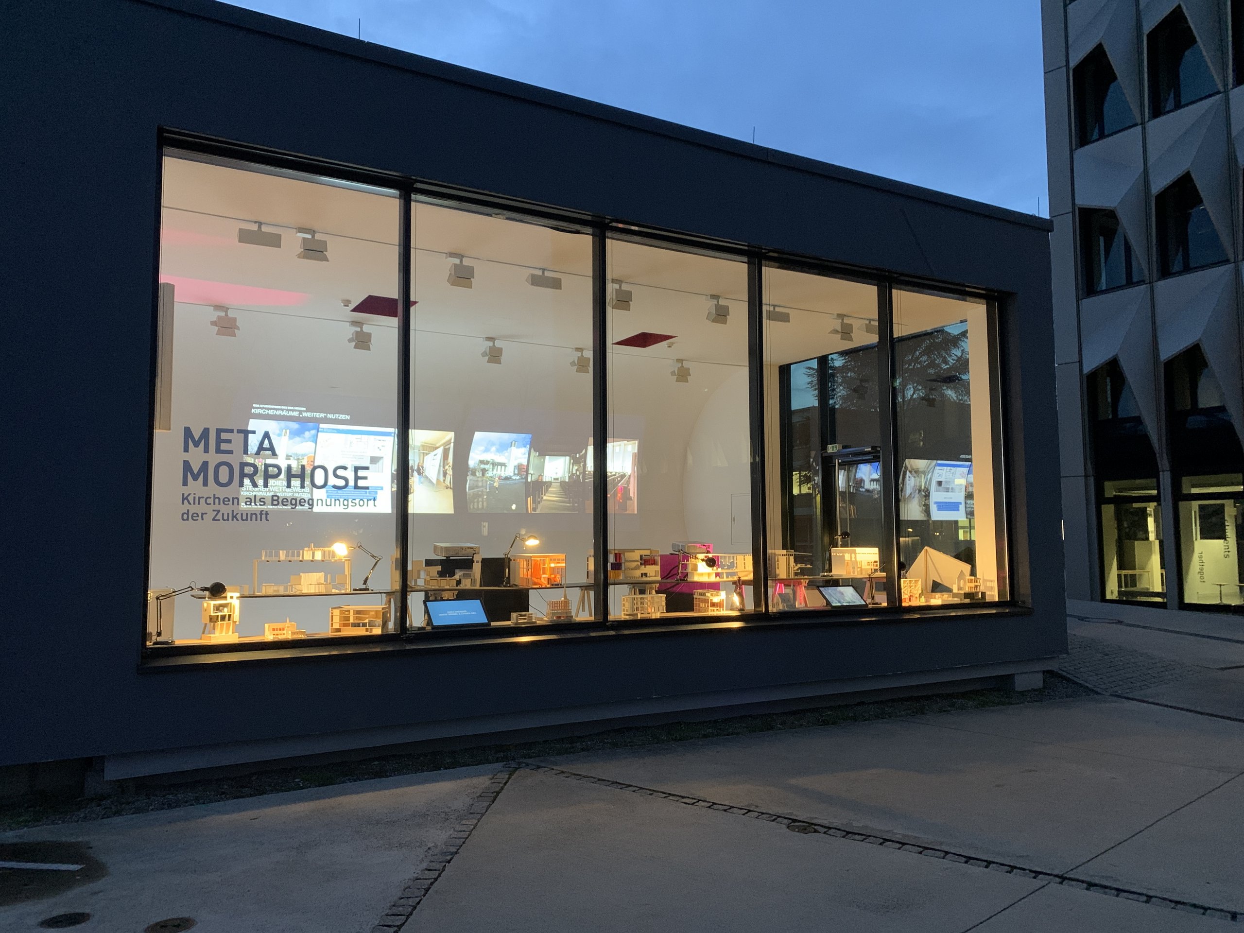 Schaukasten-Ausstellung "Metamorphose Unfold"