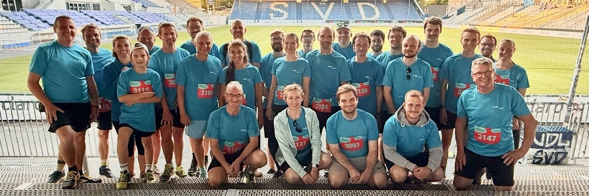 Das Foto zeigt Mitglieder des h_da-Teams im Stadion am Böllenfalltor.