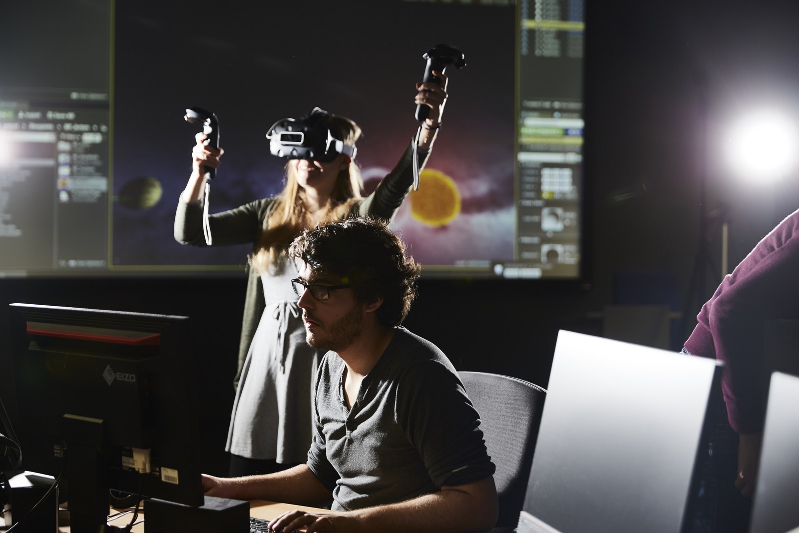 Aufnahme Virtual Reality - zwei Studenten im Labor