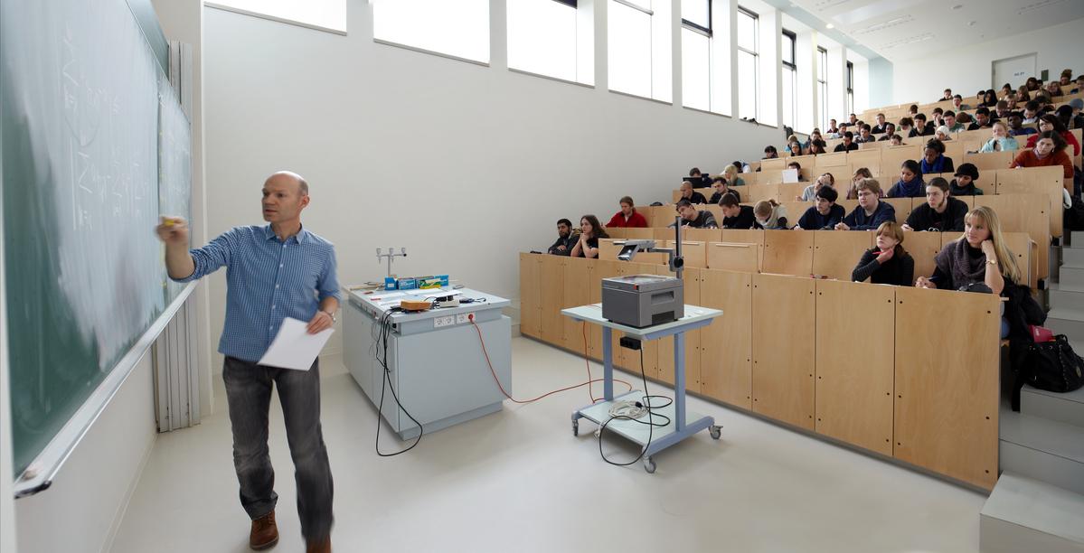 Zeigt Lehrenden in einer Vorlesung