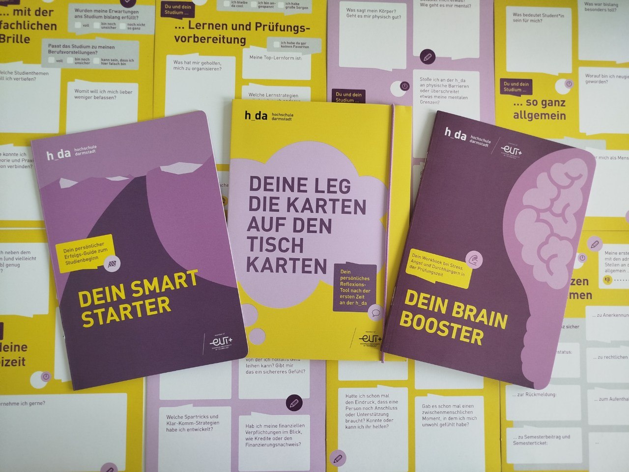 Medien auf einem Tisch