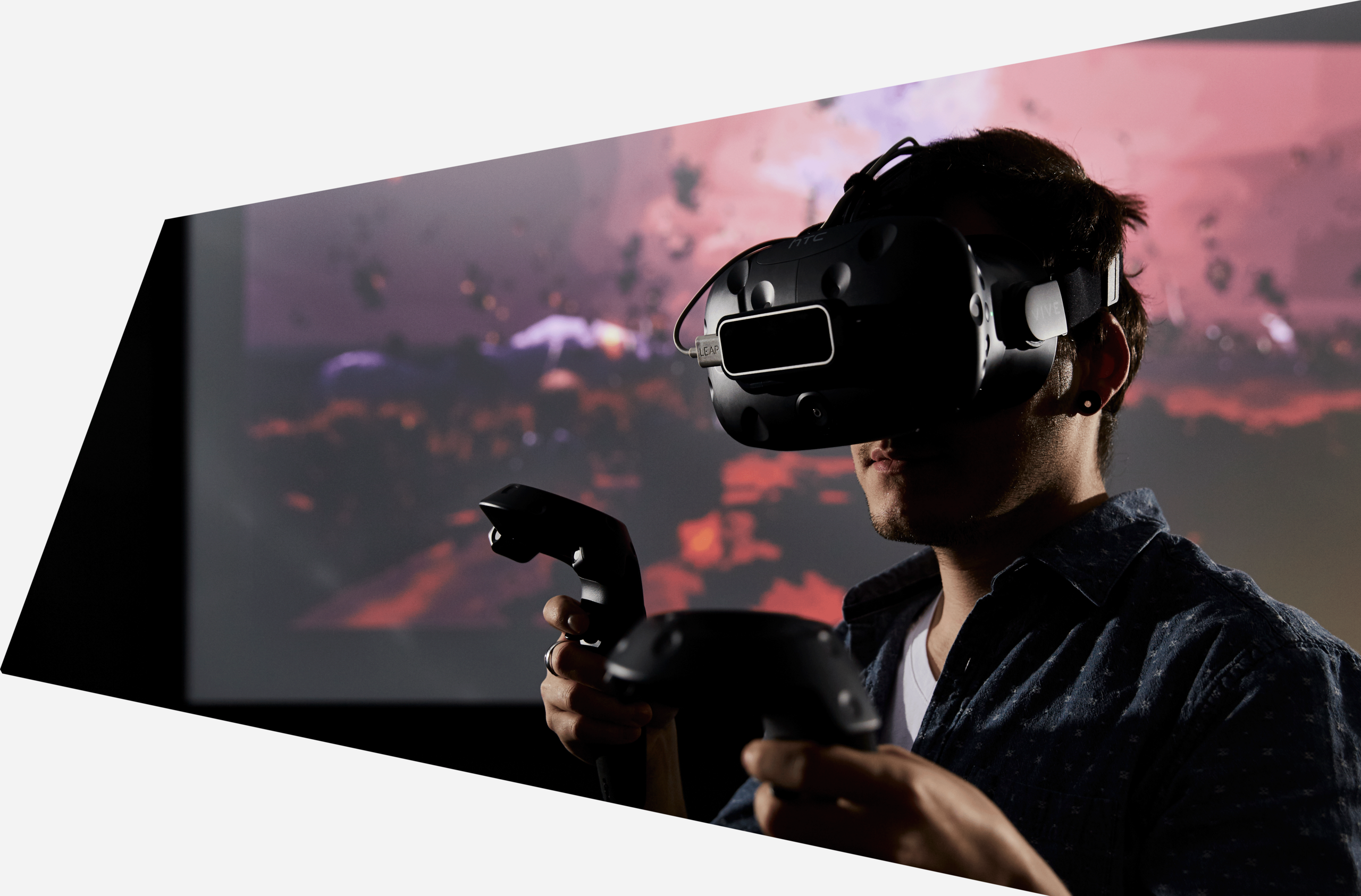 Student mit VR Brille und Controller
